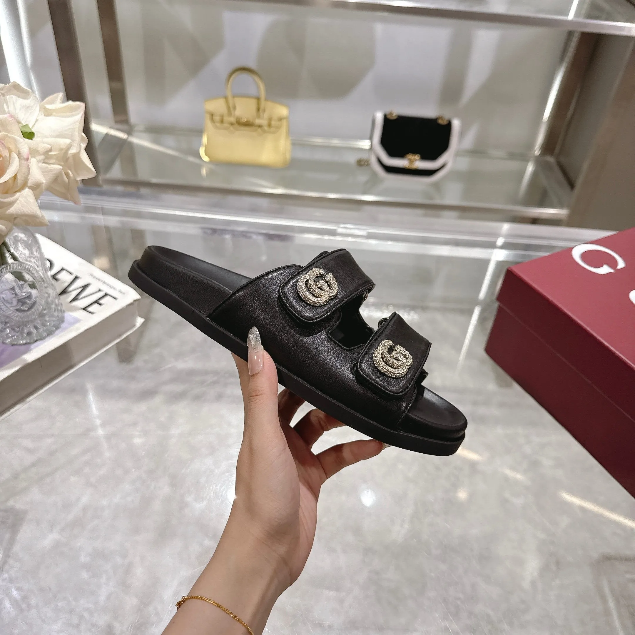 Wholesale direct sales 260👟👟 Gucci’s modern design aesthetic explores the path of unique craftsmanship, cleverly integrating the brand’s classic elements with its beloved brand identity. The sandal is embellished with the beloved Double G hardware, adding a touch of understated branding to the design, complementing the versatility of the Velcro straps. Women Light gold tone hardware Sheepskin lining Double G Rubber sole Velcro fastening Flat sole